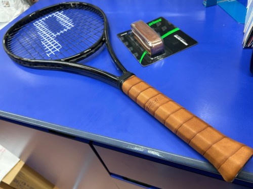 【Prince】「PHANTOM 100漆黒（JET BLACK）」全面ブラックもカッコいいけど、レザーグリップを巻いて見たら…【テニス用品に関するブログ＠テニスショップLAFINO 冨貴塚 裕太】