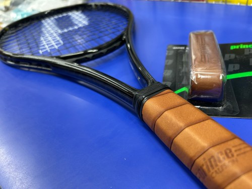 【Prince】「PHANTOM 100漆黒（JET BLACK）」全面ブラックもカッコいいけど、レザーグリップを巻いて見たら…【テニス用品に関するブログ＠テニスショップLAFINO 冨貴塚 裕太】