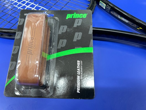 【Prince】「PHANTOM 100漆黒（JET BLACK）」全面ブラックもカッコいいけど、レザーグリップを巻いて見たら…【テニス用品に関するブログ＠テニスショップLAFINO 冨貴塚 裕太】