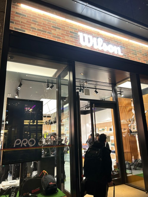 【Wilson】PRO STAFF CLASSIC発売日にウイルソン東京丸の内ブランドストアにお伺いしていろいろな方にお会いしてきました♪【テニス用品に関するブログ＠テニスショップLAFINO 冨貴塚 裕太】