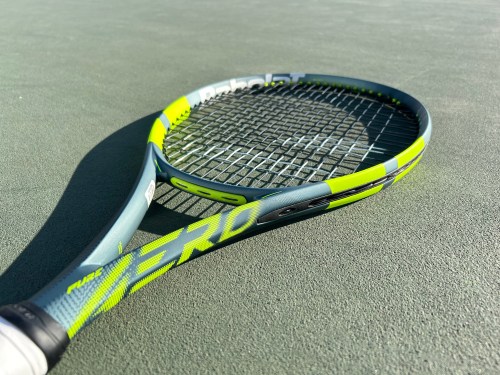 【Babolat】PURE AEROシリーズ2026年モデルの詳細＆初打ちインプレ公開！フェイサイズ100と98を前作と比較していきます！スペシャルゲスト越智真プロの登場で大変なことに…【テニス用品に関するブログ＠テニスショップLAFINO 冨貴塚 裕太】