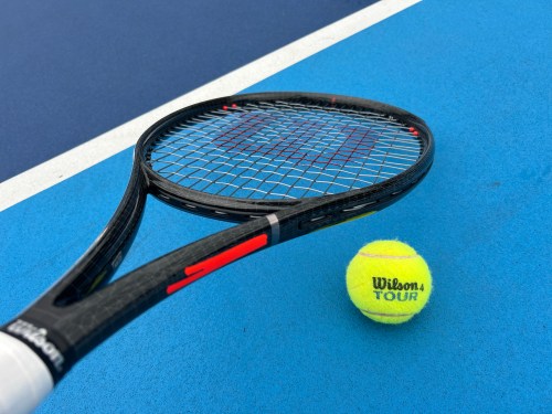 お待たせしました！【Wilson】長く謎に包まれていた「P」のラケットの詳細が公開に！商品名は「DEFYER」【テニス用品に関するブログ＠テニスショップLAFINO 冨貴塚 裕太】
